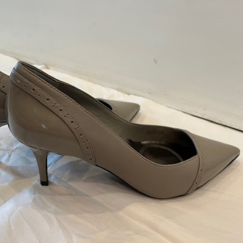 Tahari pumps - Picture 3 of 9